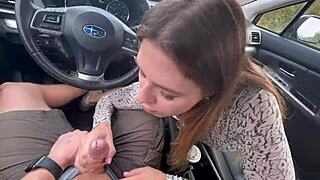 Młoda autostopowiczka płaci za przejazd ciasnym analnym tyłkiem