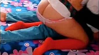 Cogiendo a una Estudiante Caliente: ¡Me Pilló Masturbándome y Me Ayudó con su Coño Estrecho!