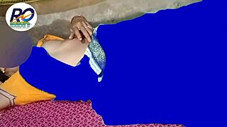 गाँव की लड़की साड़ी उठाकर गैंड दिखाती है आउटडोर मजा में, ओप्स