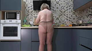 Esposa curvilínea en pantimedias de nylon, ¿quieres unirte en la cocina? 😘