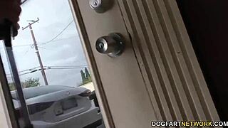 Меня переполняет, когда Кейт Ингланд берет черные хуи на кремпай в глорихоле