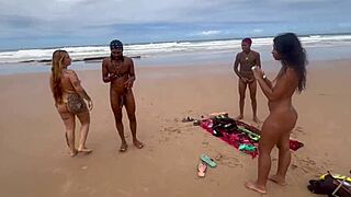 Hé, Fudendo Deze Geile Op Het Strand Terwijl Iedereen Kijkt, Wil Je Meer Zien?