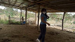 Χήρα θετή μαμά δελεάζει θετό γιο στην φάρμα του για άγρια σπιτική γαμή. Τον τραβάει σε ωμή δράση.