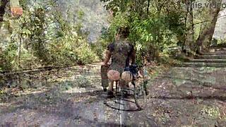 Näyttelijävaimo housuissa ilman takaa väläyttää kurvit perseensä pyörätiellä! 🍑