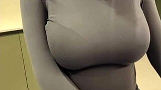 我超爱继母那对大奶子，忍不住一直看