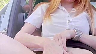 泰国美女在户外公共秀中裸体脱衣