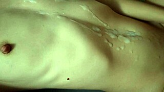 Zrobiłem mojej słodkiej przyjaciółce ciążę prosto przez brzuch moim dużym kutasem.