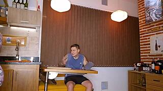 ผมหักหลังสามีกับเพื่อนบ้านหนุ่มอายุ 18+ ที่ต้องการความช่วยเหลือ อยากรู้ไหมว่าอย่างไร? - Sara Films