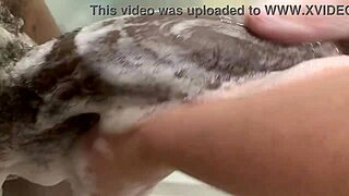 Adik tiri blonde kecil seksi panggil abang tiri untuk tuala di bilik air surprise