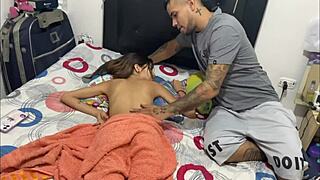 छोटी स्टीपसिस्टर घर पर अकेले मसाज के लिए भीख मांगती है। मैं उसका तौलिया हटाता हूं पूरी स्टोरी के लिए!