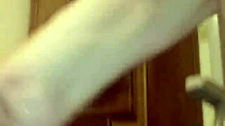 Shannon stříká divoce přes židli v extázi