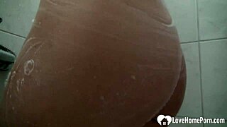 Beautiful chick pleasures herself in the shower 😍