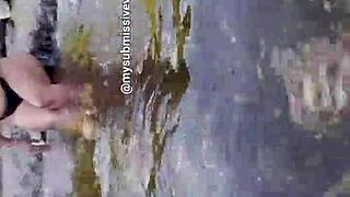 morocha exibicionista se baña en el río tocándose las tetas