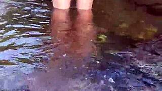 morocha exibicionista se baña en el río tocándose las tetas