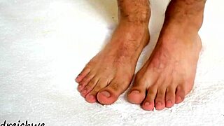 Man, those big feet are just too sexy! 😍