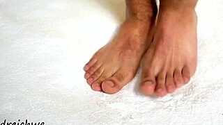 Man, those big feet are just too sexy! 😍
