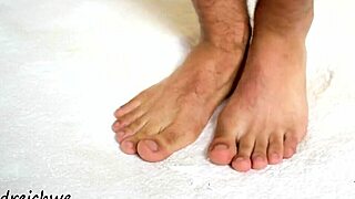 Man, those big feet are just too sexy! 😍