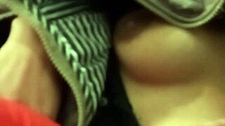 chupandole las tetas en un cajero automatico