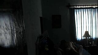 Mi prima me folla mientras sus padres están en casa