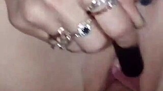 أنا مبللة قوي، يفشخ الميلف البيضاء كلبي قدام