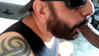 colhendo o nectar masculino com horny ebony cock