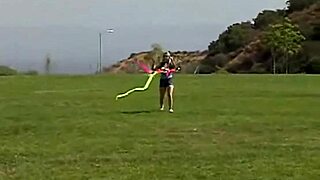 el lobo cachondo encuentra dos sexys conejitas en halloween