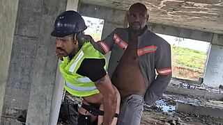 depois que todos saíram, os trabalhadores gays transam descaradamente no prédio em construção ao ar livre