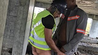 depois que todos saíram, os trabalhadores gays transam descaradamente no prédio em construção ao ar livre