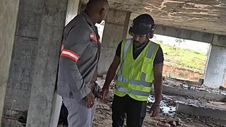 depois que todos saíram, os trabalhadores gays transam descaradamente no prédio em construção ao ar livre