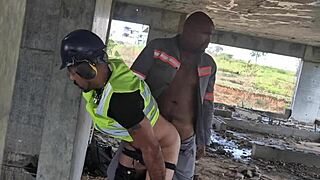 depois que todos saíram, os trabalhadores gays transam descaradamente no prédio em construção ao ar livre