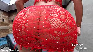 I twerk my big ass in a short dress with no panties, feelin so sexy