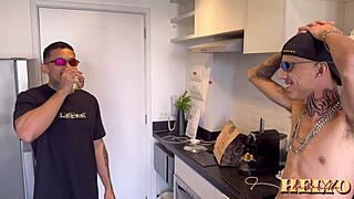 cheguei do rolê e ofereci uma mamada pro entregador e ele acabou comendo meu cuzinho meu namorado chegou e pegou no flagra