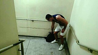 encontrei dois caras transando nas escadas do shopping... participei! 😜