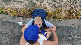 Encontrei o moleque fumando no mato dei o cu gostoso pra ele