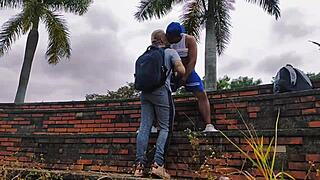 Encontrei o moleque fumando no mato dei o cu gostoso pra ele