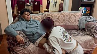 طلبت من ابن عمي يشوف طيزي بس ناكني بدون واقي