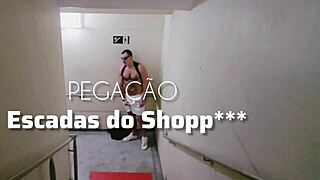 encontrei dois caras transando nas escadas do shopping... participei! 😜