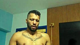 Dando o cu e cheirando a cueca com big cock bareback