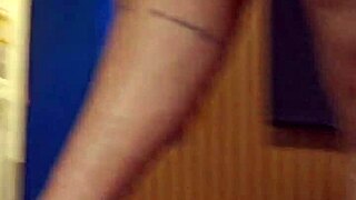 Dando o cu e cheirando a cueca com big cock bareback