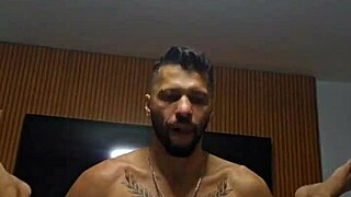 Dando o cu e cheirando a cueca com big cock bareback