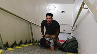 encontrei dois caras transando nas escadas do shopping... participei! 😜