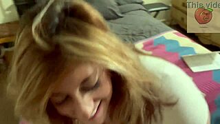 Alene Med Pappa Borer Brunett Med Store Titter