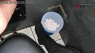 Эй, сосёт незнакомцев и глотает в глухой кабинке, хочешь посмотреть?