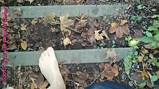 Kleiner Nylon Waldspaziergang Turns Into a Suggestive Outdoor Tease