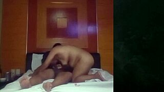 Fyldigt par nyder våd sprøjtende orgasme i intim POV fingring