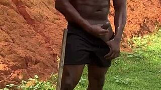 Patroa gostosa pega pedreiro na obra e fode sem camisinha