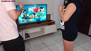 Dona de casa seduz técnico enquanto marido está fora