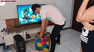 Dona de casa seduz técnico enquanto marido está fora