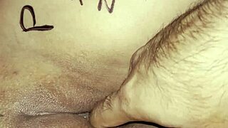 me chupo los dedos y dedeo rico la vagina de frida latina cachonda