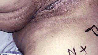 me chupo los dedos y dedeo rico la vagina de frida latina cachonda